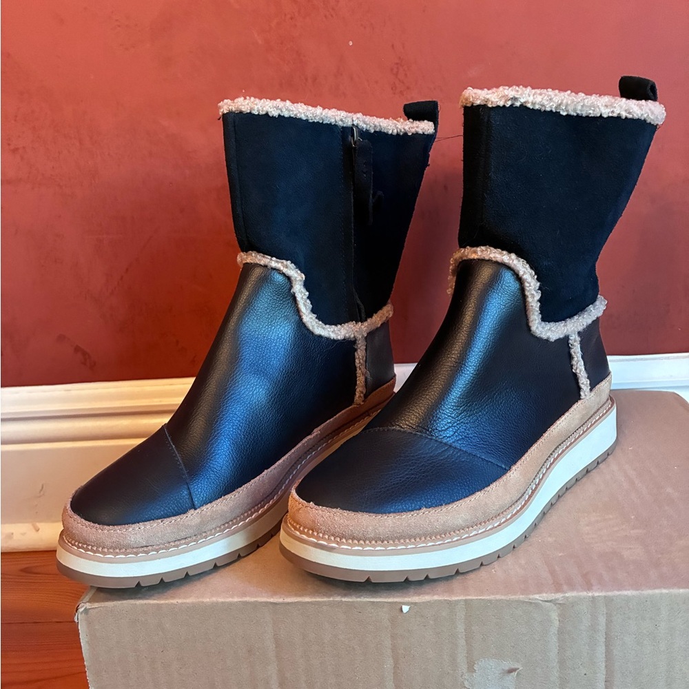 TOMS Makenna Women's Black & Tan Leather Shearling Water Resistant Boots, Size 6 - Picture 2 of 12
